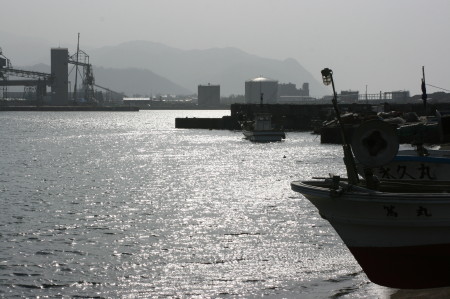 姫川漁港の輝く海面