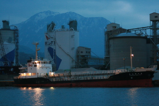 対岸の貨物船